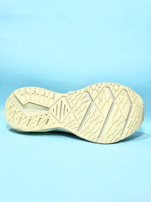 Brooks Levitate 6 - Image 4